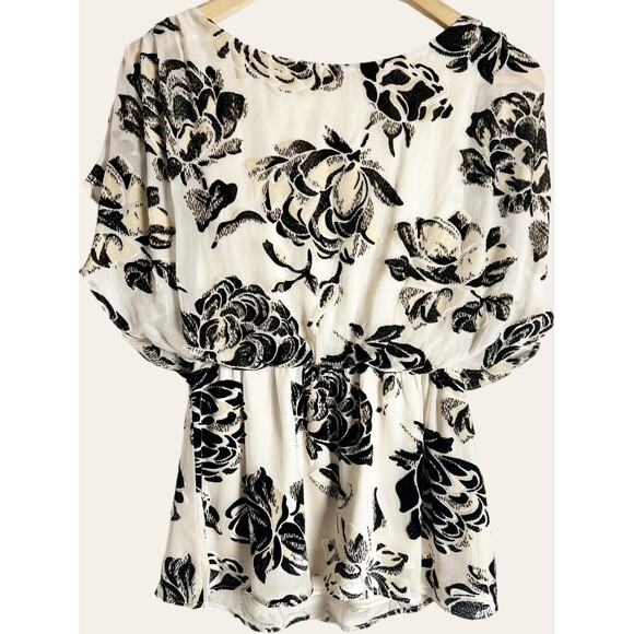 Alice + Olivia Tops - Alice + Olivia White Black Brushed Floral Silk Blend Batwing Flounce Top Size XS